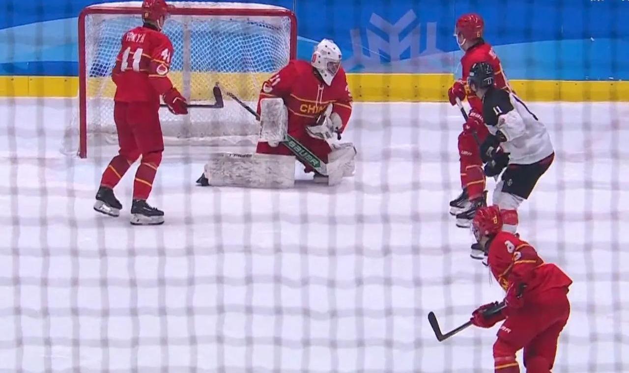 开云APP-冰球友谊赛上演强强对话，祁连猎隼队读秒扳平瓯越银狐队，团队配合流畅；争冠格局再洗牌的简单介绍